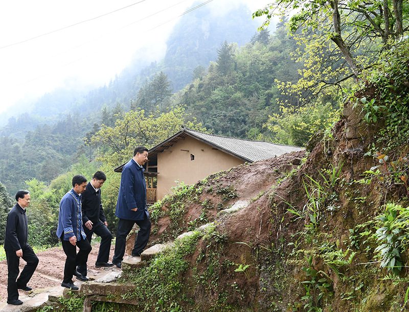 2019年4月15日，在石柱土家族自治縣中益鄉(xiāng)華溪村，習近平總書記踏著濕滑的石階登上陡坡，前往貧困戶譚登周家看望。