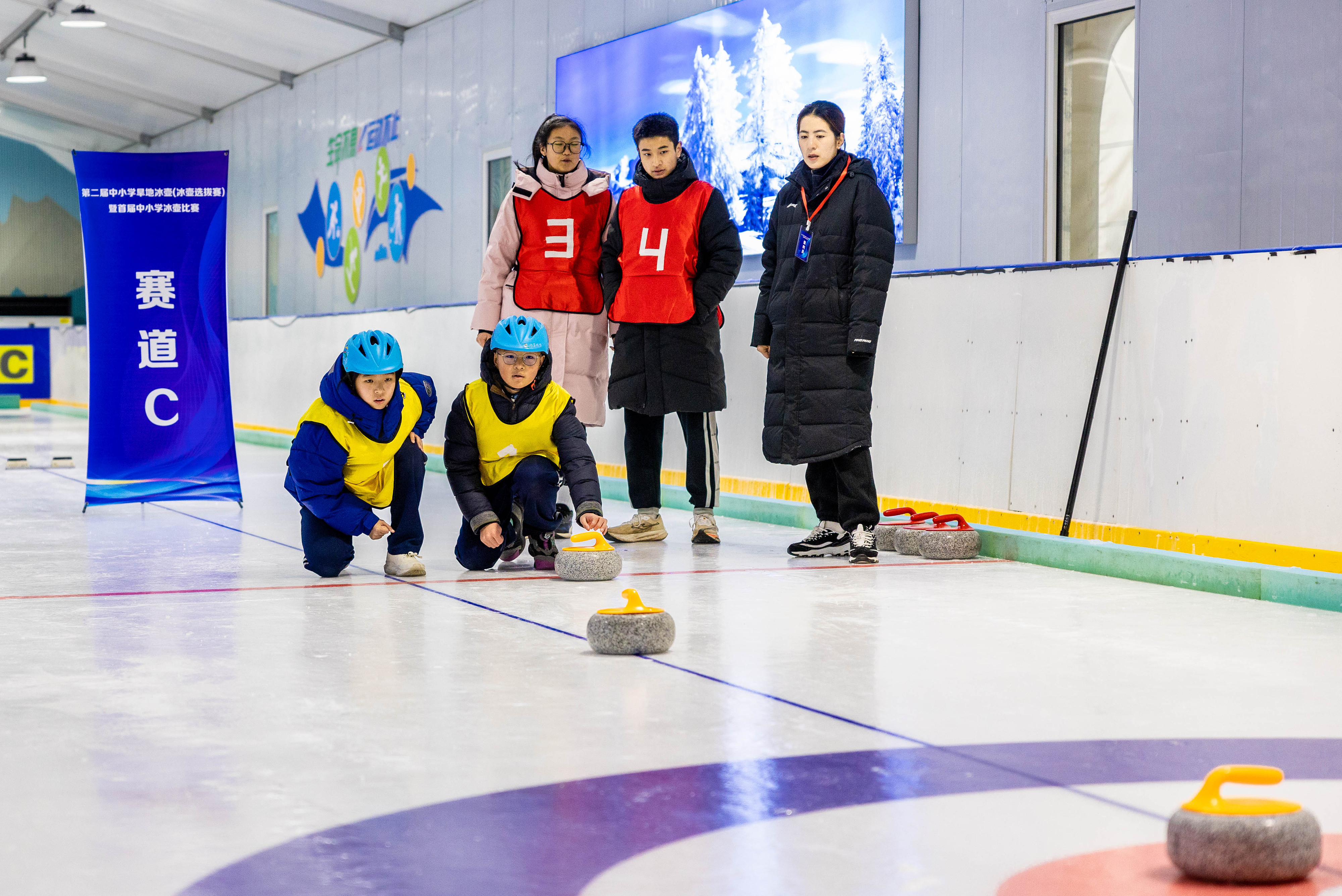 2023年12月10日，參賽選手在呼和浩特首屆中小學冰壺比賽中投擲冰壺。