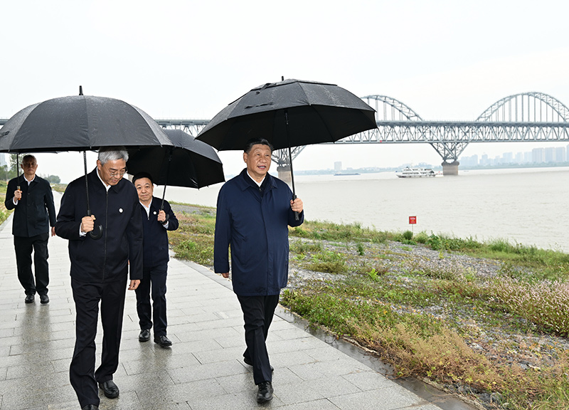 2023年10月10日至13日，中共中央總書記、國家主席、中央軍委主席習(xí)近平在江西考察。這是10日下午，習(xí)近平在長江國家文化公園九江城區(qū)段考察時(shí)，冒雨沿江堤步行察看沿岸風(fēng)貌。新華社記者 謝環(huán)馳 攝