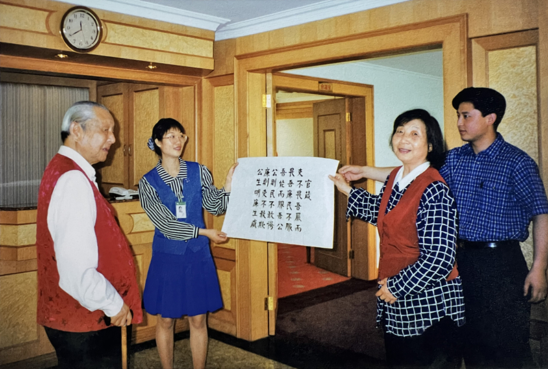 1999年3月，習(xí)仲勛欣賞齊心的書法作品《官箴》。