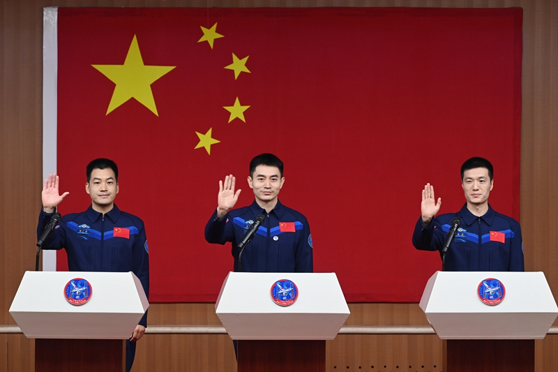 2024年月24日，神舟十八號(hào)載人飛行任務(wù)航天員葉光富（中）、李聰（右）、李廣蘇在酒泉衛(wèi)星發(fā)射中心問天閣與媒體記者集體見面。