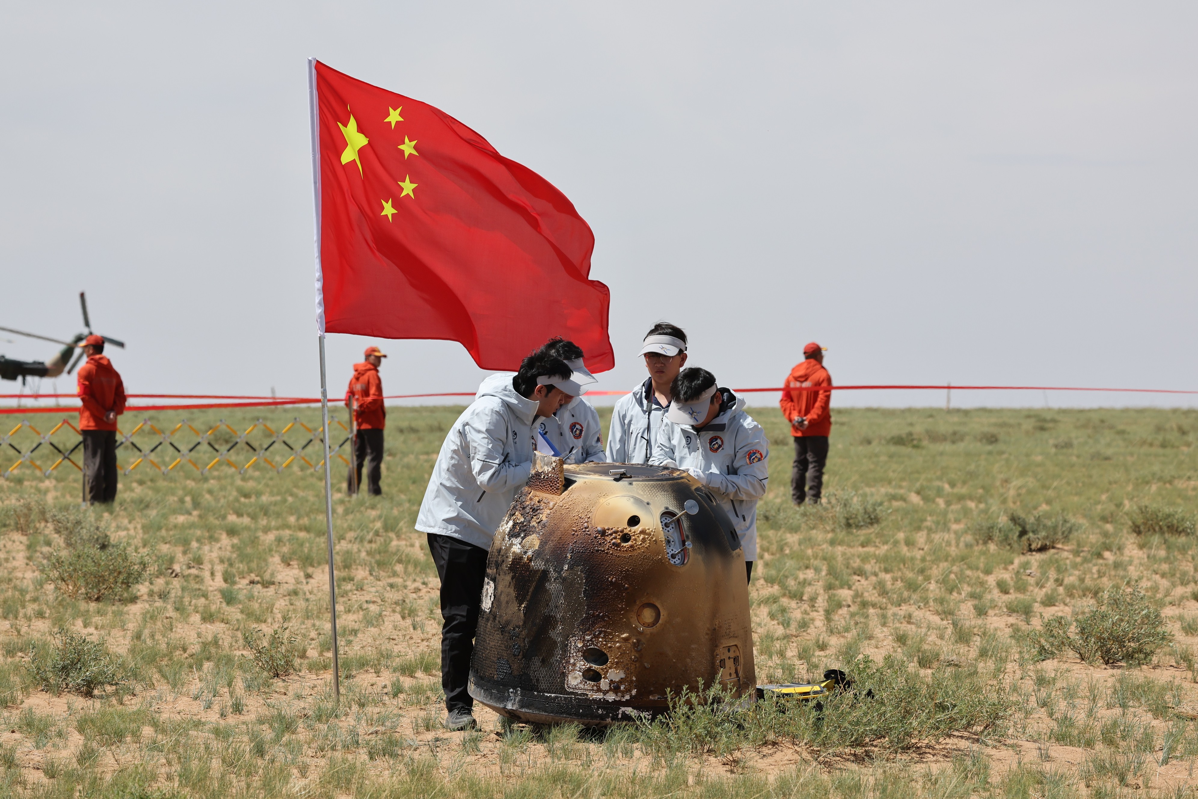 6月25日拍攝的嫦娥六號(hào)返回器回收現(xiàn)場(chǎng)。