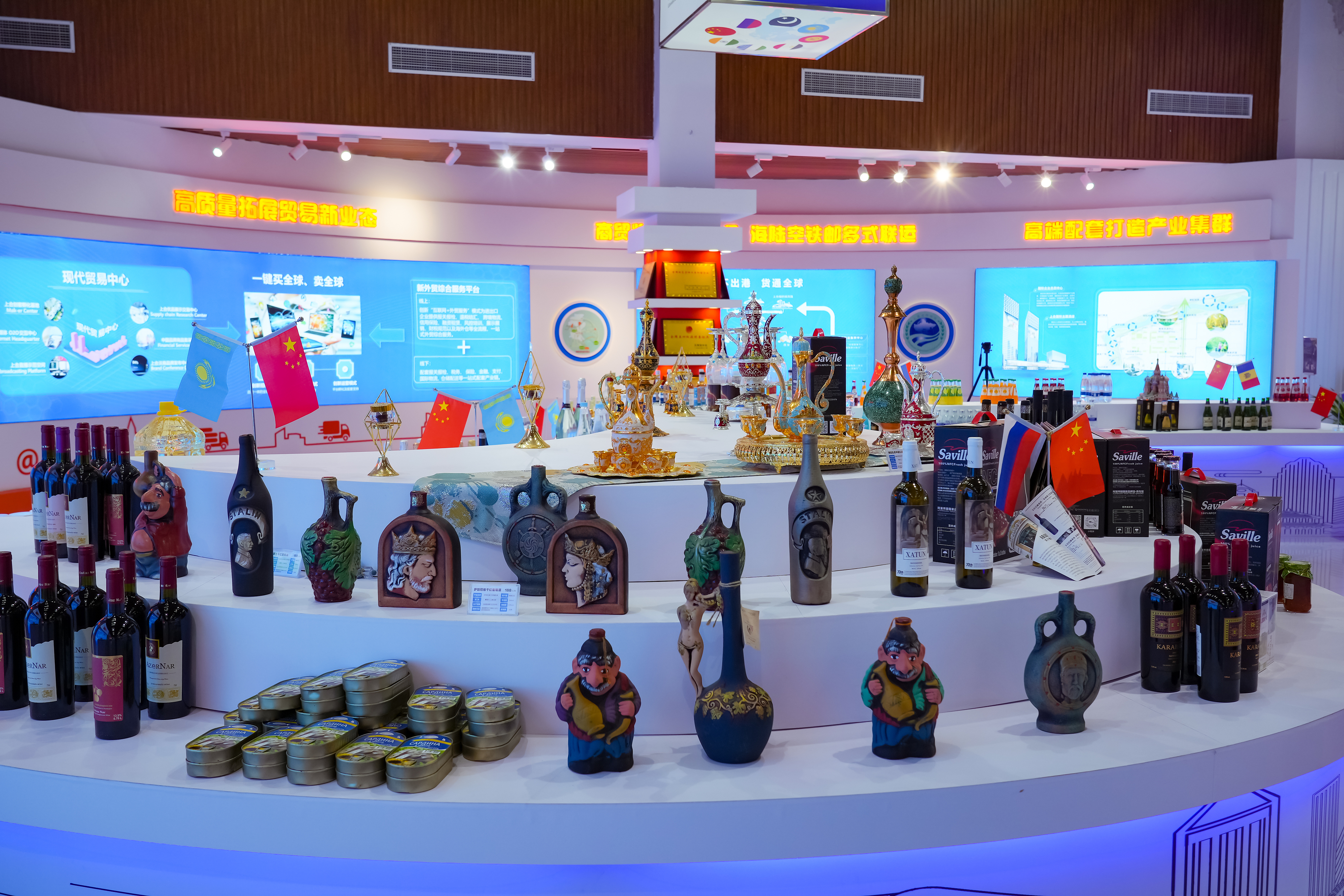 2022年10月19日，青島，上合示范區(qū)展出的上合國(guó)家特色商品。